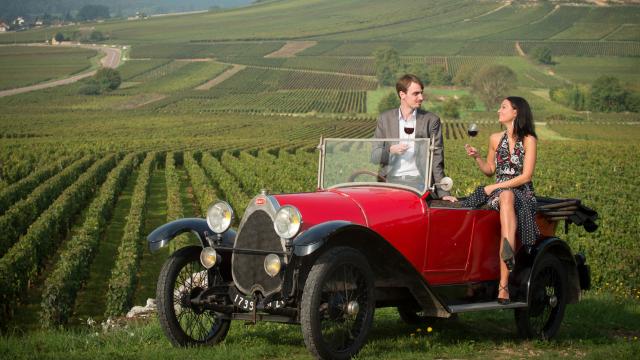 Couple assis sur Bugatti Dégustation dans les vignes Route Des Grands Crus