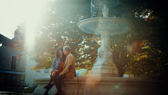 Couple devant la fontaine à Savigny-lès-Beaune