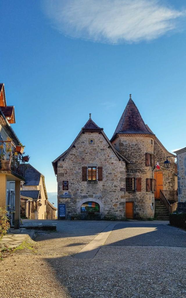 Place centrale de Faycelles sur la vallée du lot