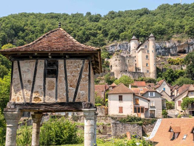 Pigeonnier et château de Larroque-Toirac