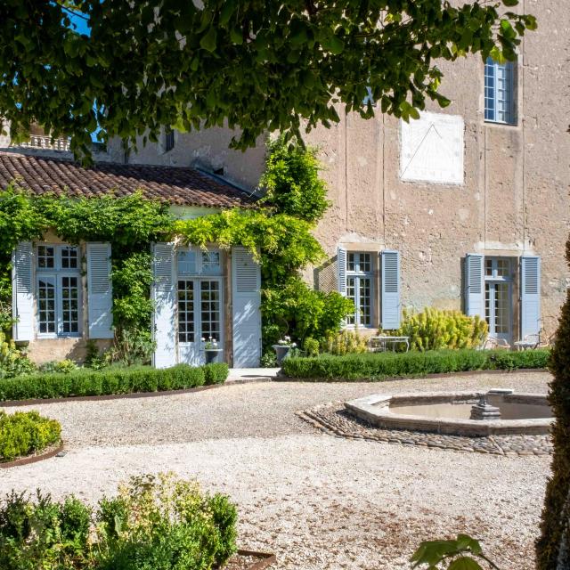 Cour Du Château de Larnagol