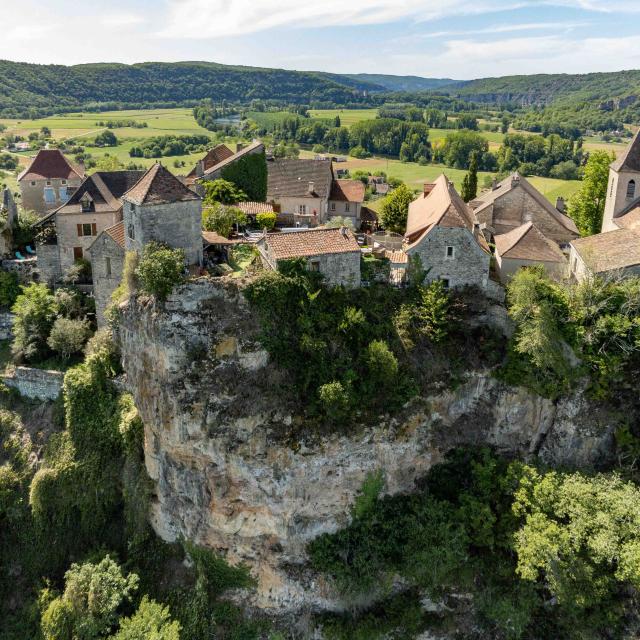 Village perchée en haut de la vallée du Lot