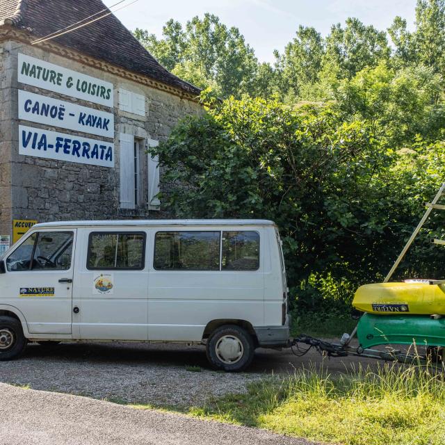 Local et voiture prête à partir faire une sortie canoë.