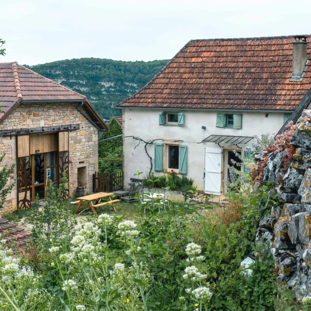 Vue sur le jardin de l'Oseraie du Quercy