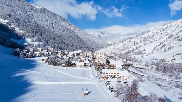 ©G_Vallot-Ristolas_Fond_Village_Espace-Ludique-RS-DJI_0757.jpg