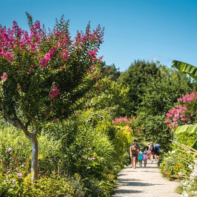 Promenade Fleurie - été - visiteurs