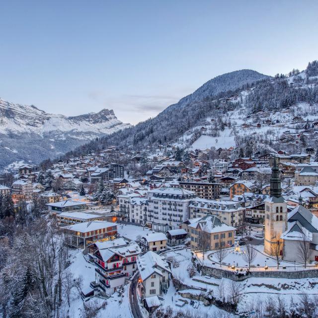 Le village de Saint-Gervais sous la neige