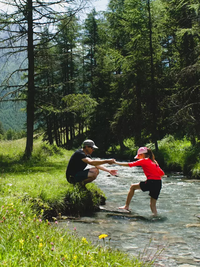 ause en famille dans le ruisseau du Monal à Sainte-Foy-Tarentaise pendant une randonnée estivale