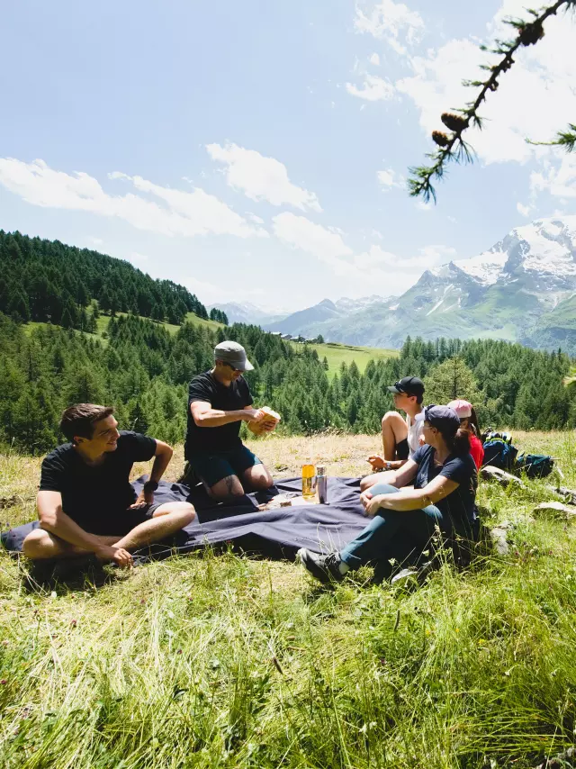 Pique-nique d'été en famille à Sainte-Foy-Tarentaise, moment convivial en plein air