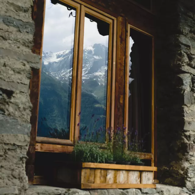 Reflets des montagnes enneigées près du chalet à Sainte-Foy-Tarentaise, paysage hivernal apaisant