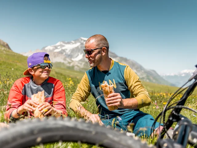 bike park; break; sandwich; bicycle; family