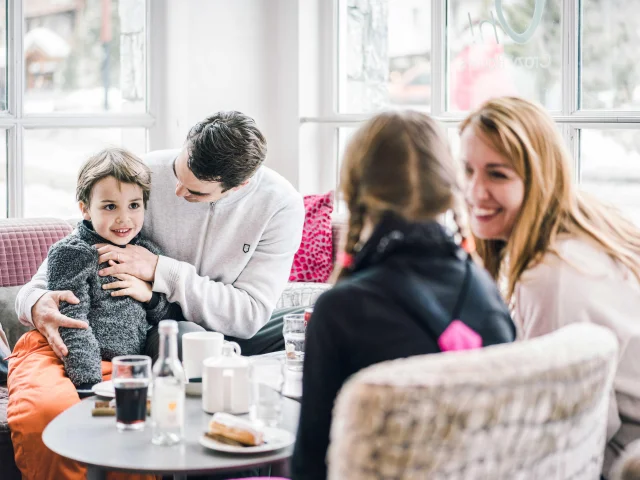 Salon de thé en famille au Crazy Barm's à Val d'Isère