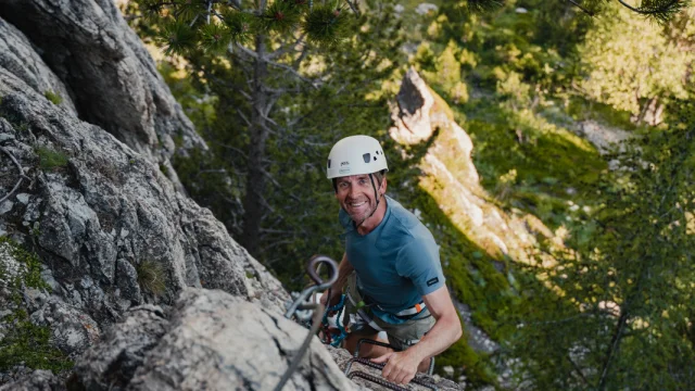 Via ferrata con un uomo che si arrampica