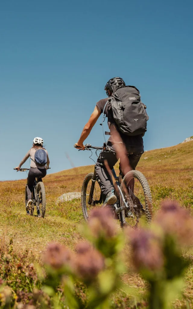 Due persone in mountain bike sulle piste del Bike Park di Tignes - Val d'Isère