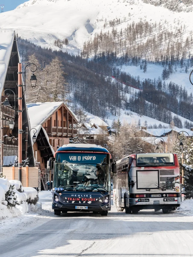 Navettes électriques de la flotte Valbus de Val d'Isère en hiver