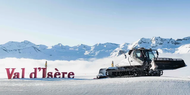 Dameuse à côté des lettres de Val d'Isère