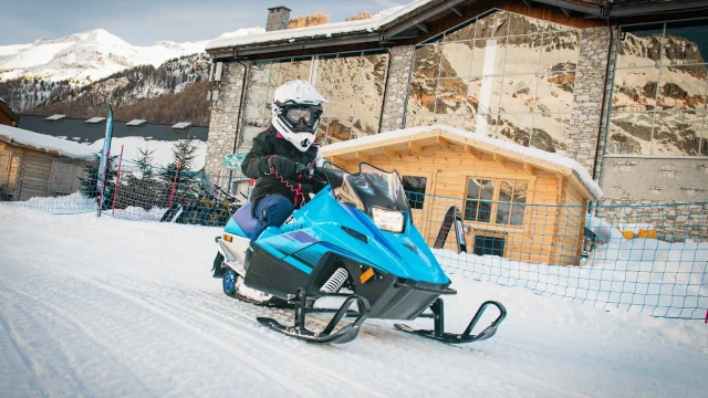 Mini motoslitta elettrica sulla spianata in inverno in Val d'Isère