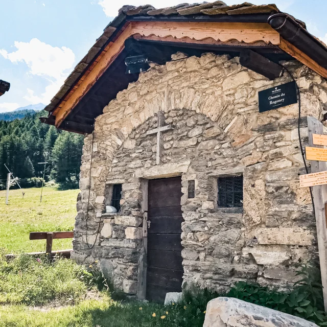 La cappella di Saint-Jean-des-Prés in Val d'Isère in estate